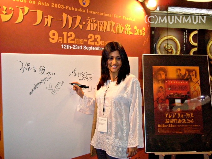 アジアフォーカス福岡映画祭ゲストたちのサインボードにサインする、 ヒロインのコーンコーナー・セーンシャルマー
