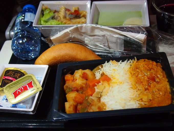 主菜：チキンサルーナ（右）、バスマティライス、アラビア風野菜のキャセロール