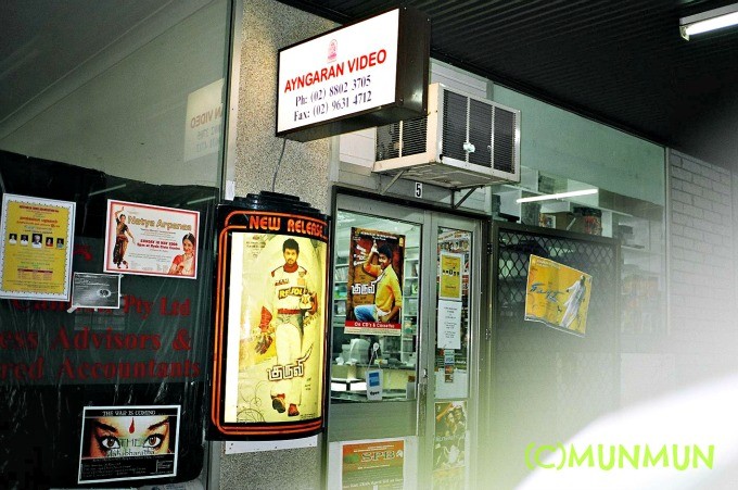 シドニーにあるアインガラン・オーストラリア。ヴィジャイの【Kuruvi】やラジニの【Sivaji the Boss】のポスターなどが貼られていました